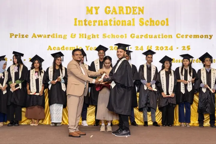 Prize awarding and high school graduation